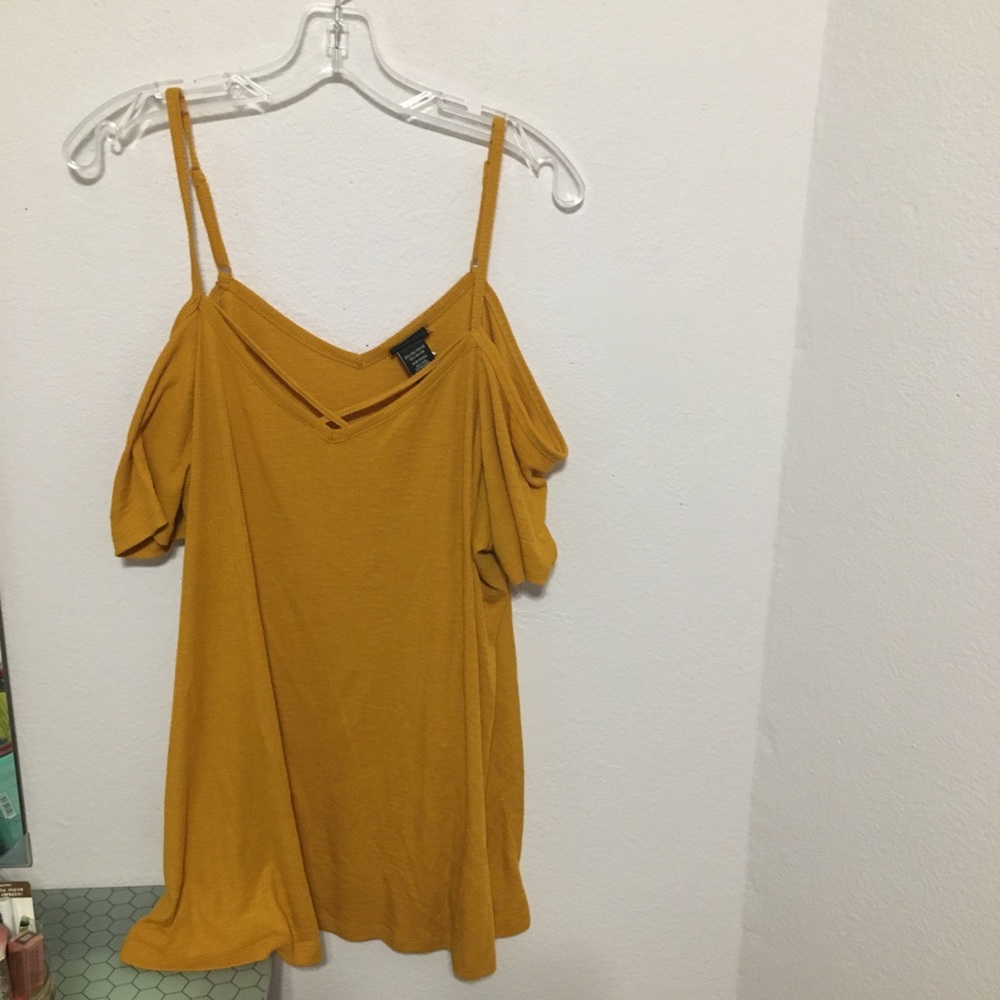 Torrid gold ribbed Sz 2 adjustable straps